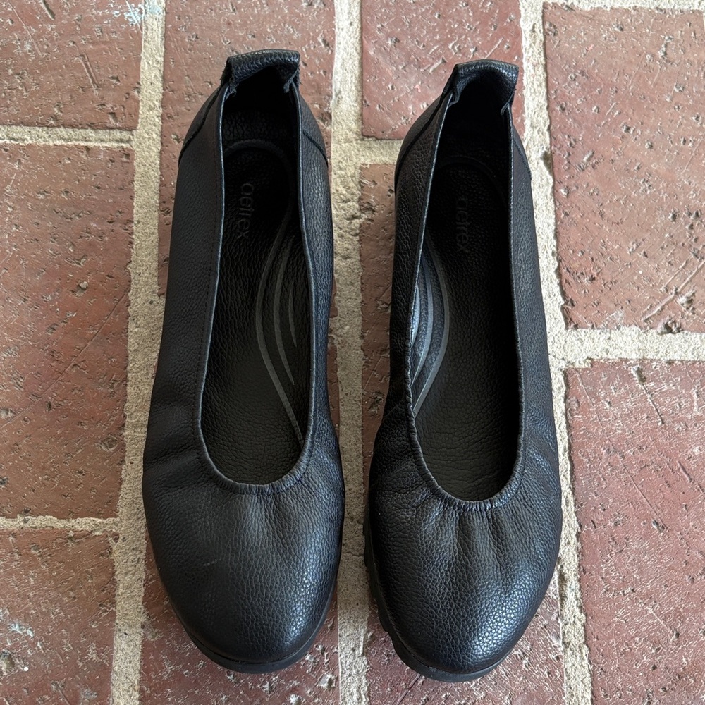 Aetrex Women's Brianna Black Leather Flats - Picture 4 of 12